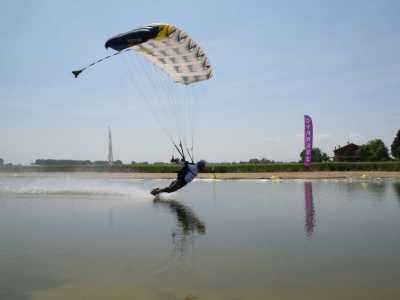 Mario Fattoruso mentre plana sull'acqua durante la gara per la disciplina di Canopy Piloting - Swoop (vice campione italiano a oggi)
